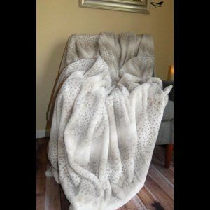 Rachel Roy Full Queen size faux fur blanket snow leopard print. Brand new